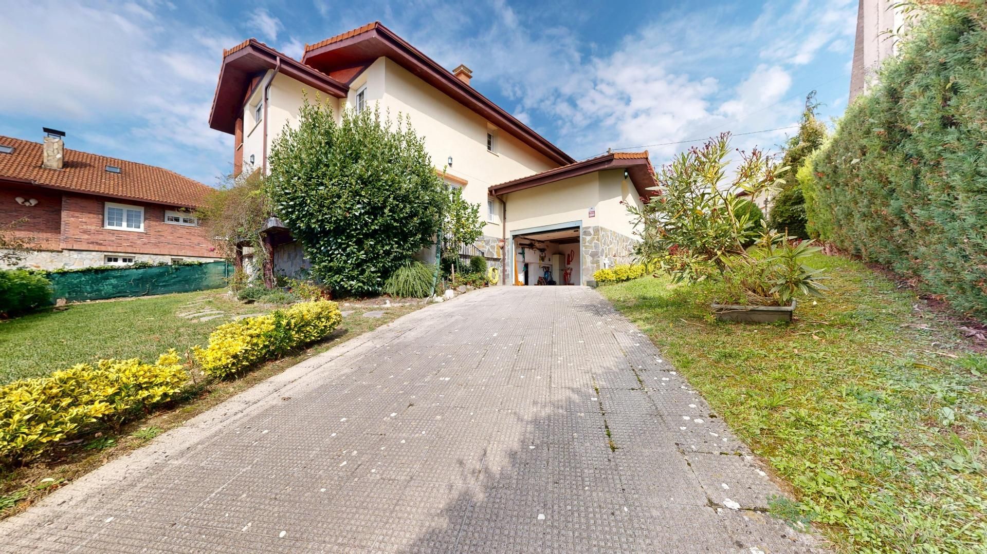 Vista exterior de Casa o xalet en venda en Artzentales amb Calefacció, Jardí privat i Terrassa
