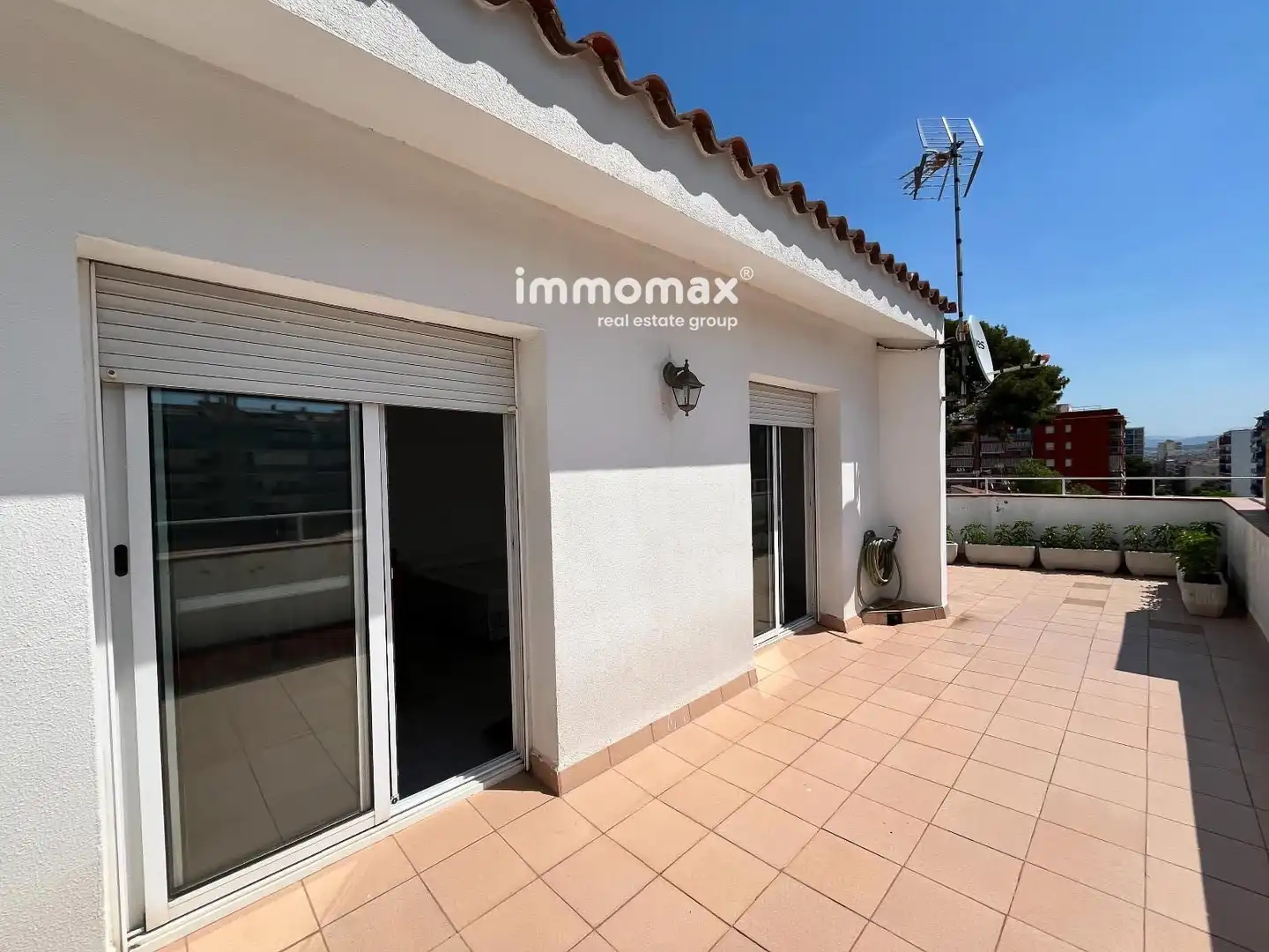 Vista exterior de Casa adosada en venta en Vilanova i la Geltrú con Calefacción, Jardín privado y Terraza