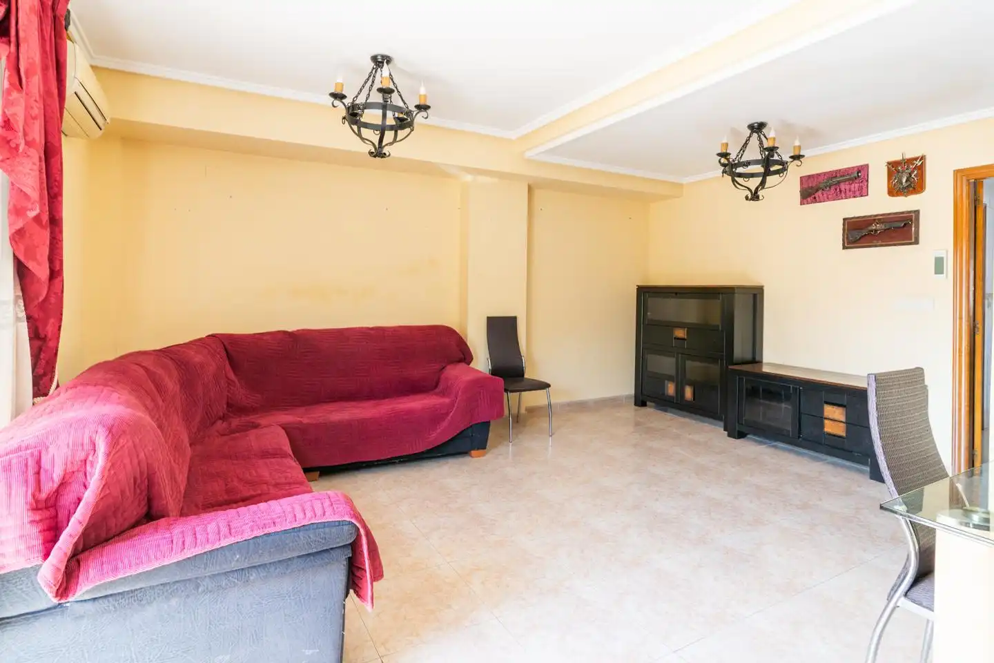 Wohnzimmer von Einfamilien-Reihenhaus zum Verkauf in Santa Pola mit Klimaanlage, Privatgarten und Terrasse