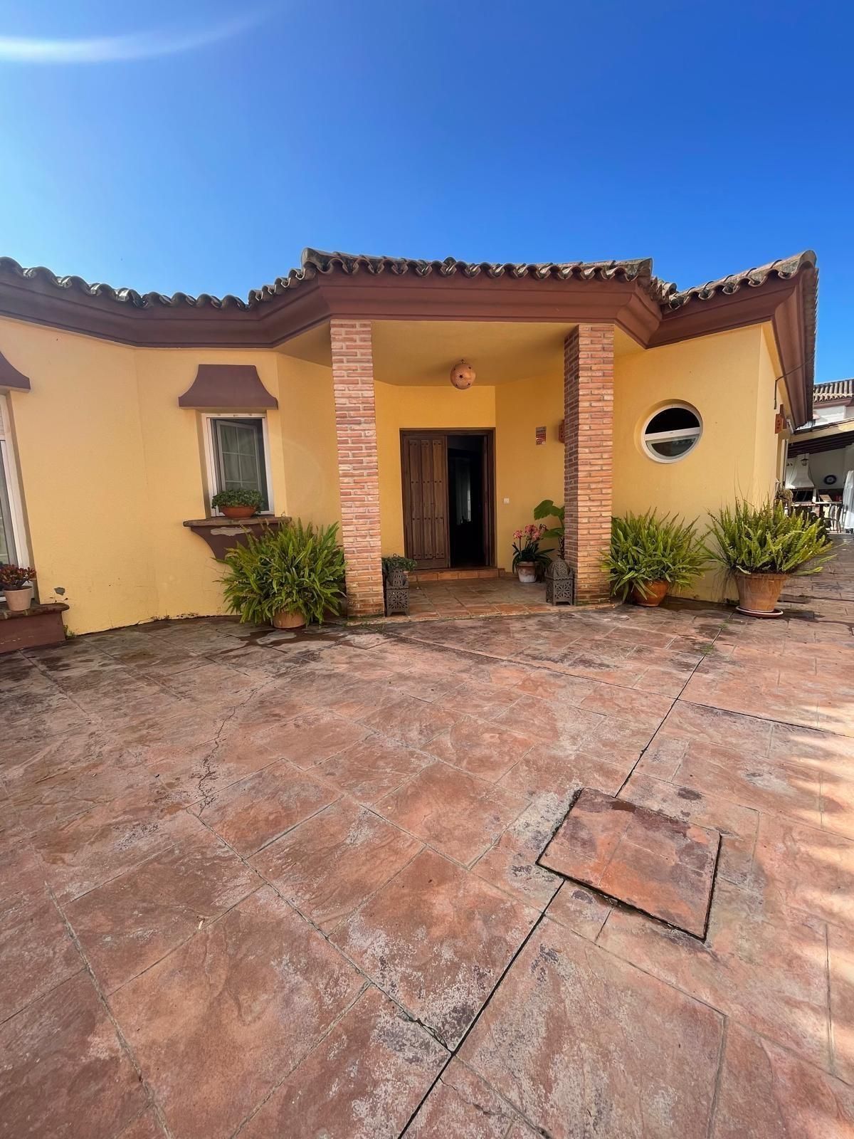 Exterior view of Houses for sale in Algeciras  with Air Conditioner, Private garden and Swimming Pool