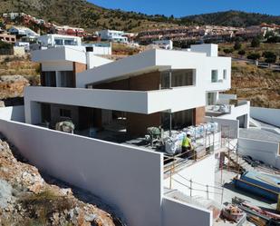 Vista exterior de Casa o xalet en venda en Benalmádena amb Aire condicionat i Piscina