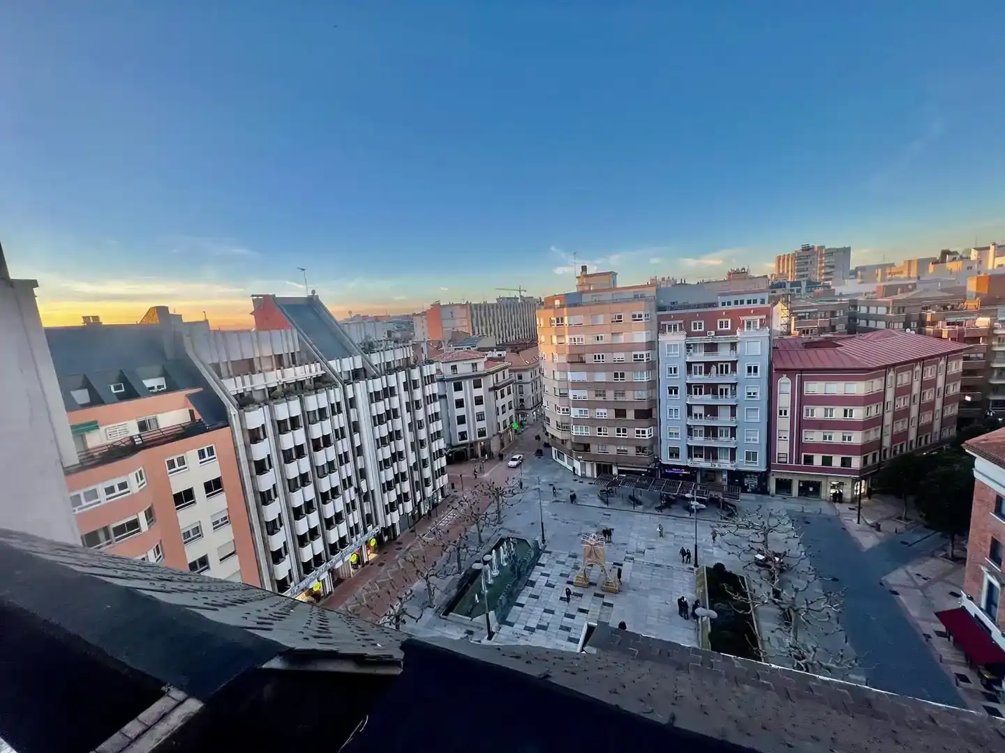 Vista exterior de Àtic de lloguer en León Capital  amb Balcó