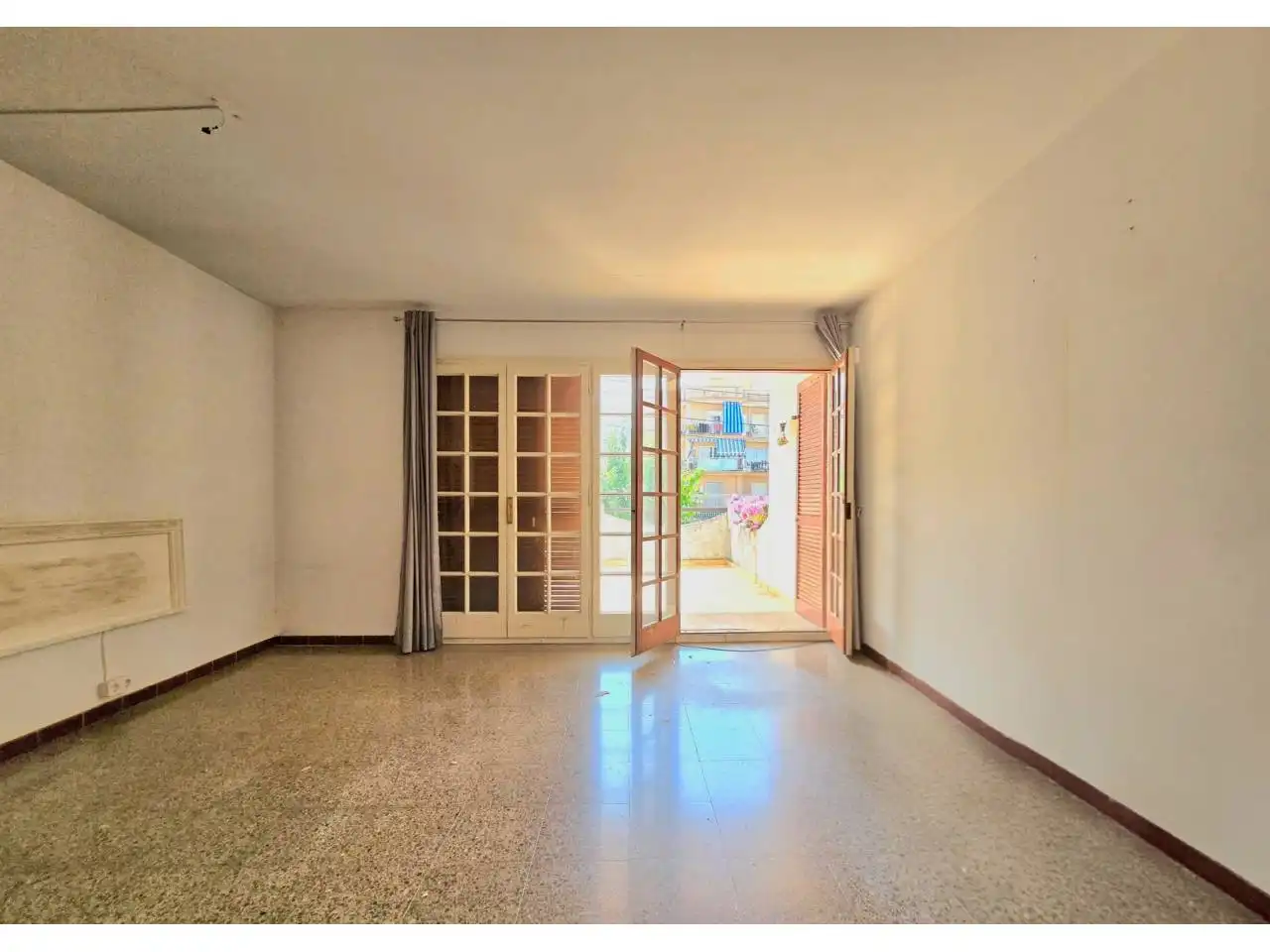 Sala d'estar de Casa o xalet en venda en Vilanova i la Geltrú amb Jardí privat i Terrassa