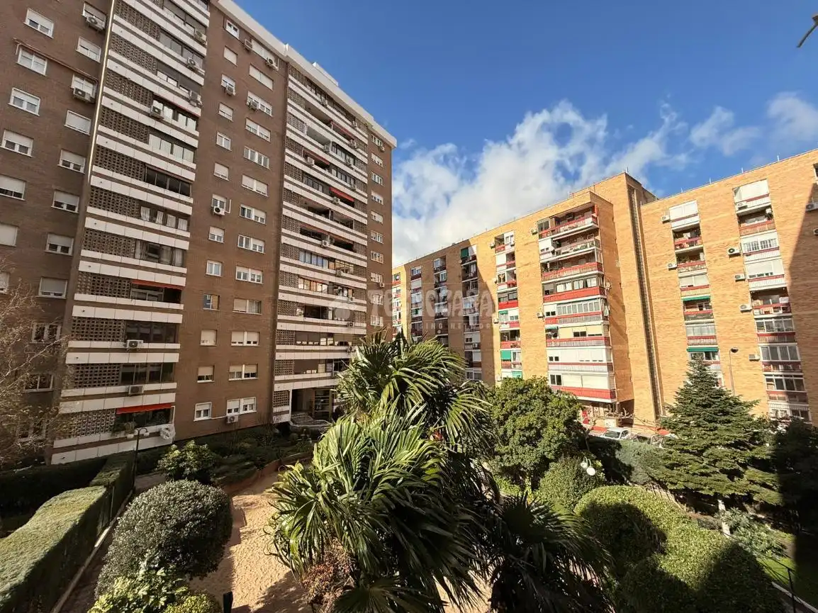 Vista exterior de Pis en venda en Madrid amb Calefacció