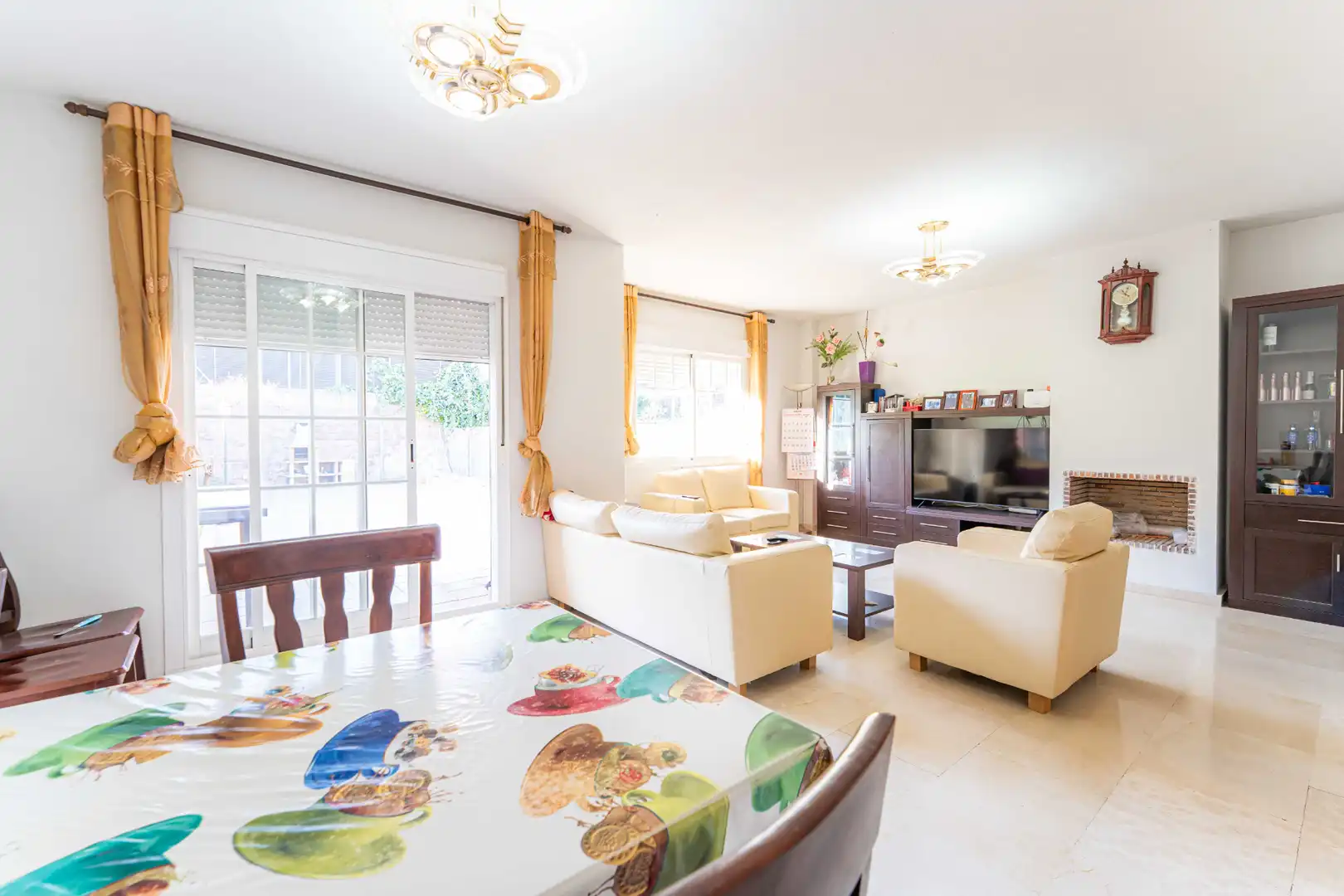 Living room of Houses for sale in Arroyomolinos (Madrid)  with Air Conditioner, Heating and Private garden