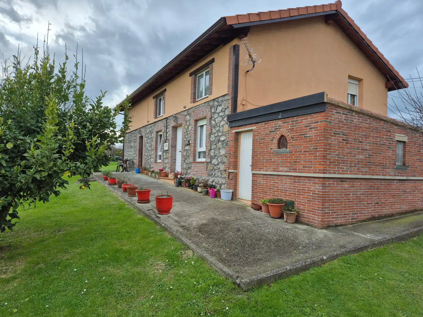 Vista exterior de Casa o chalet en venta en Santa Cruz de Bezana con Calefacción, Jardín privado y Parquet
