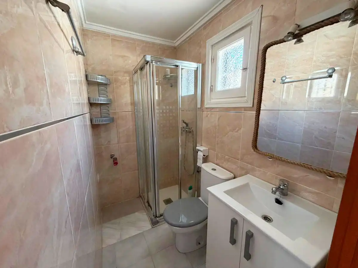Baño de Piso en venta en Torrevieja con Terraza, Amueblado y Horno