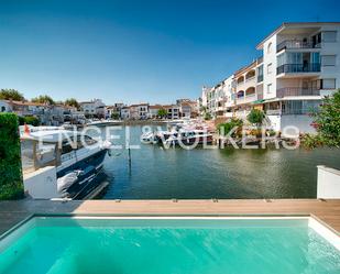 Vista exterior de Casa adosada en venda en Empuriabrava amb Aire condicionat, Terrassa i Piscina