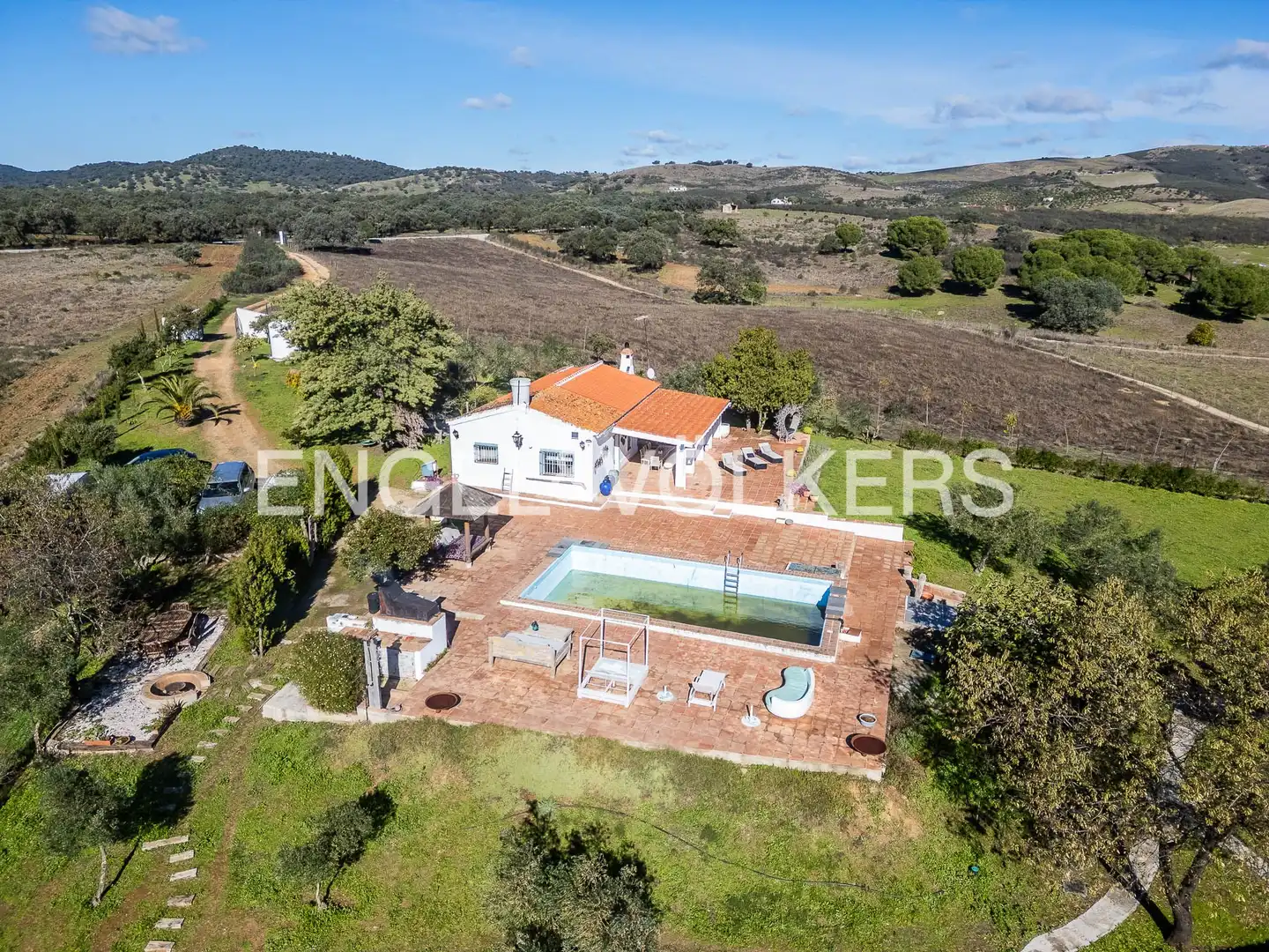 Vista exterior de Finca rústica en venda en Cazalla de la Sierra amb Calefacció