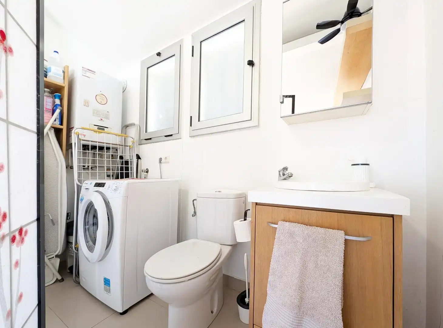 Badezimmer von Dachboden zum Verkauf in Vilanova i la Geltrú mit Klimaanlage, Heizung und Parkett