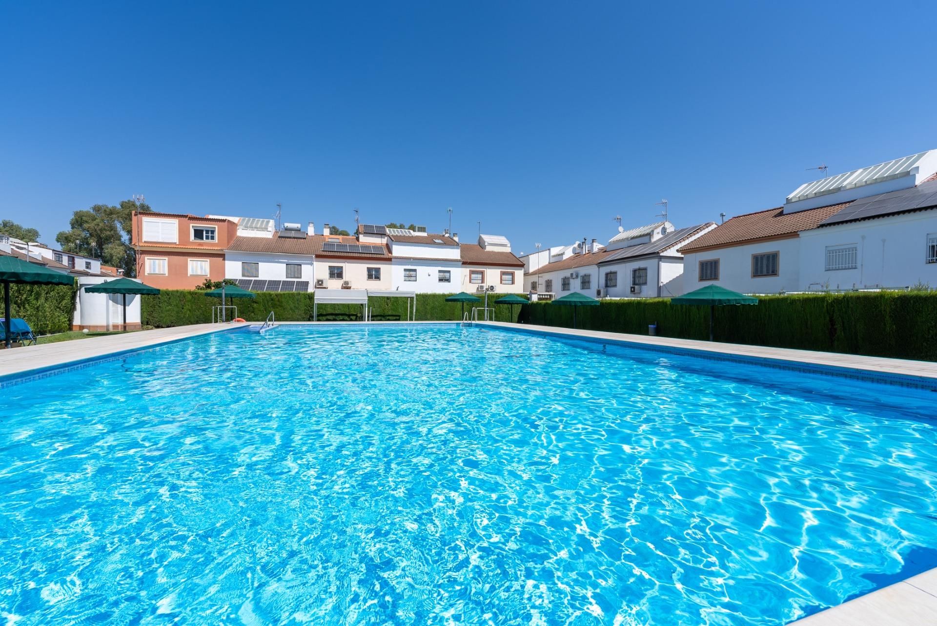 Piscina de Casa adosada en venda en Montequinto