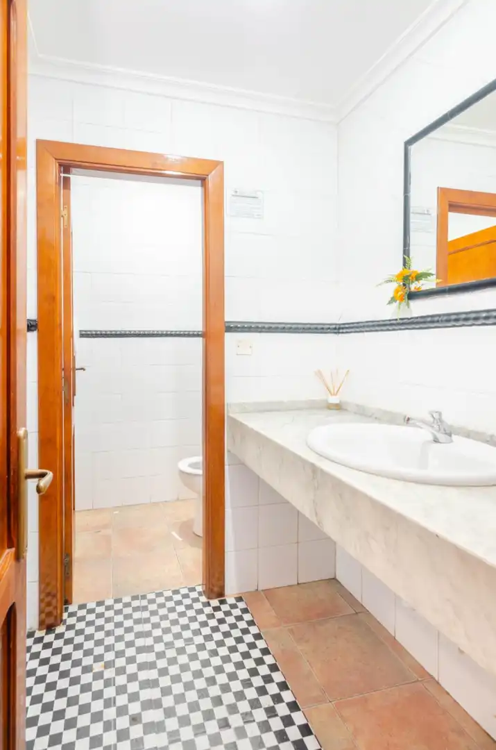 Badezimmer von Geschaftsraum zum Verkauf in Siero mit Möbliert