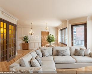 Living room of Apartment for sale in  Barcelona Capital  with Air Conditioner, Heating and Parquet flooring
