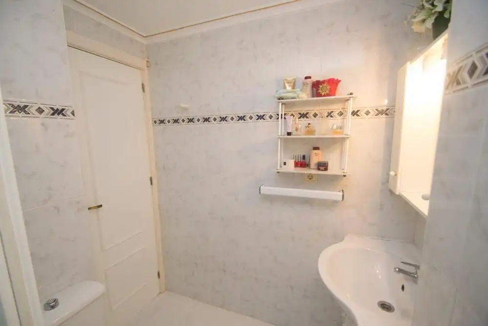 Baño de Apartamento en venta en Torrevieja con Terraza