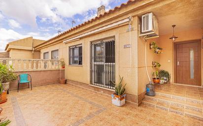 Vista exterior de Casa adosada en venda en Cartagena amb Aire condicionat, Jardí privat i Terrassa