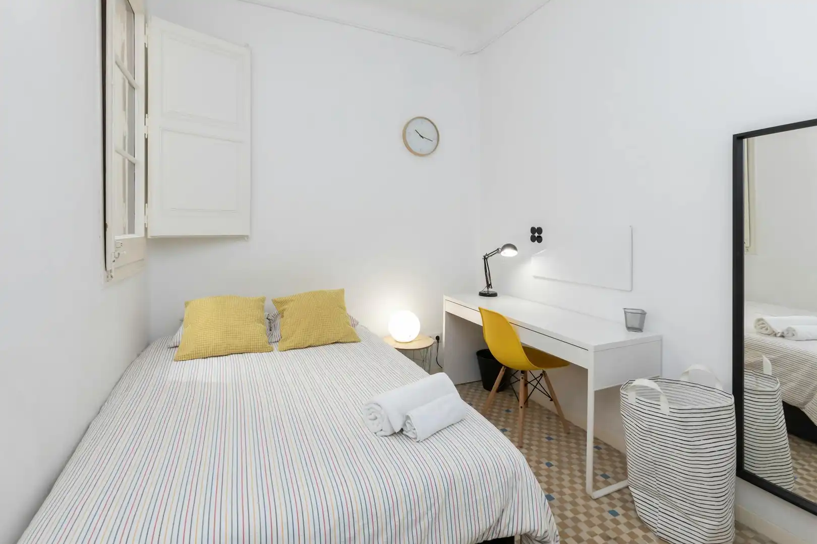 Bedroom of Flat for share in Barcelona  with Air Conditioner, Heating and Furnished