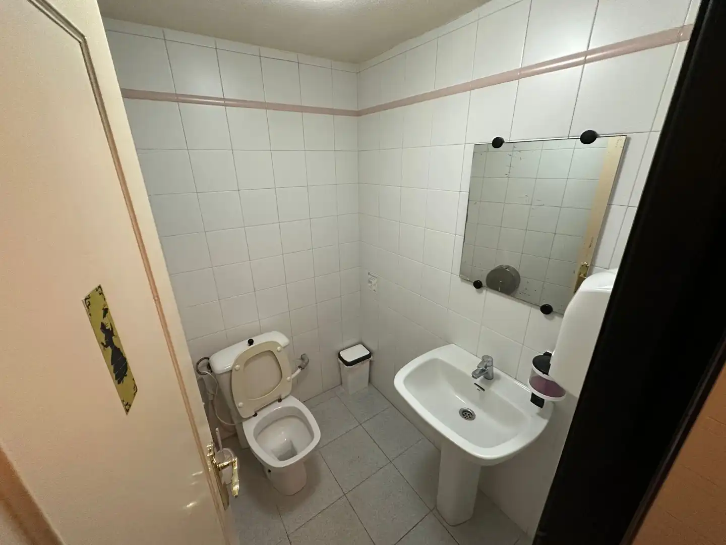 Baño de Local en venta en Burgos con Aire acondicionado