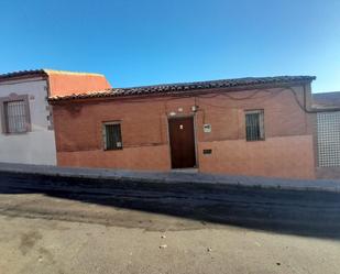 Vista exterior de Casa adosada en venda en Puertollano amb Jardí privat