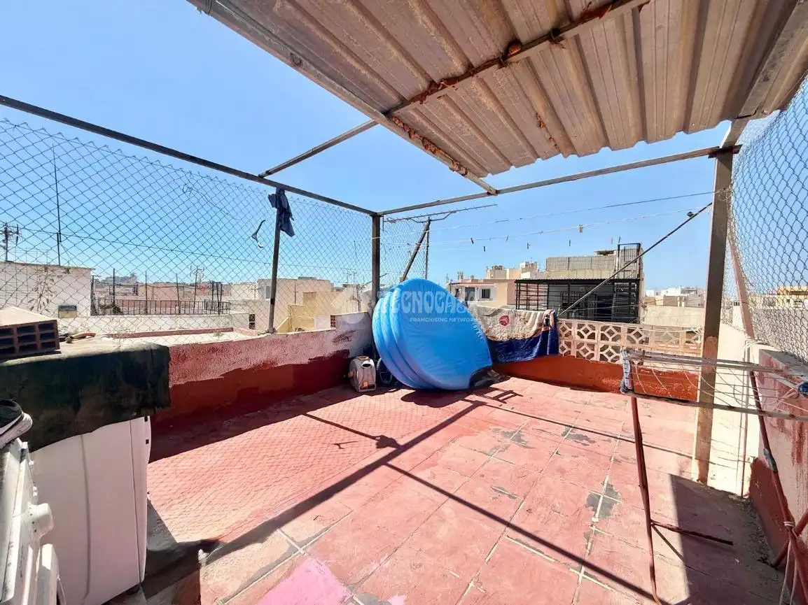 Terrassa de Casa adosada en venda en Almería amb Terrassa i Balcó