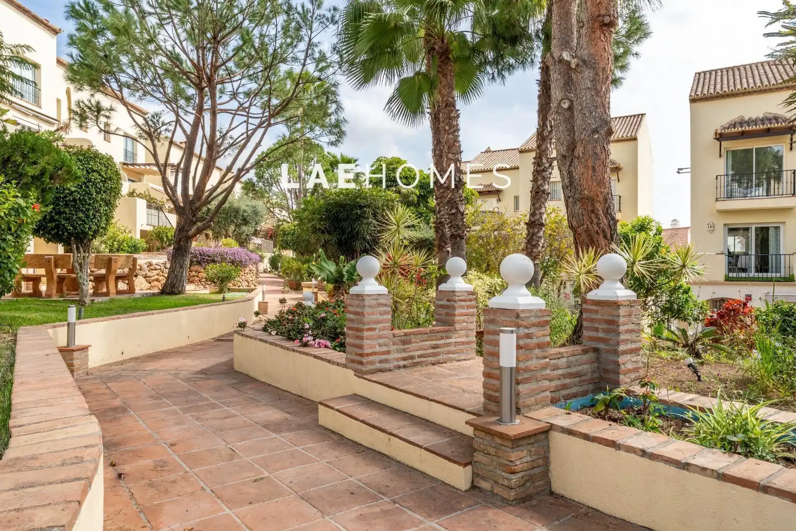 Vista exterior de Apartamento en venta en Marbella con Jardín privado, Terraza y Piscina comunitaria