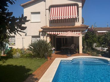 Casa con balcón en venta en Carrer Hongria 26