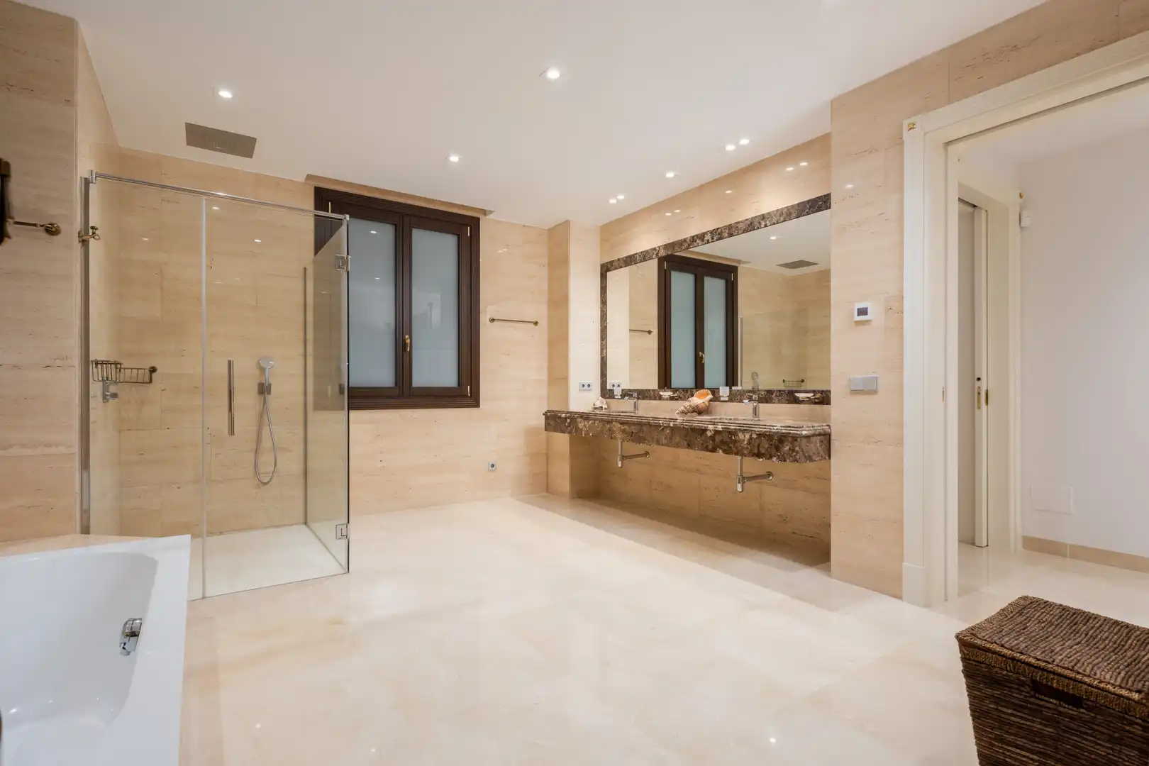Bany de Casa o xalet en venda en Estepona amb Aire condicionat, Jardí privat i Terrassa