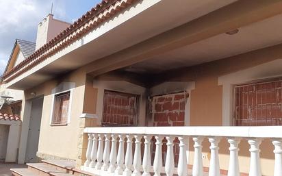 Vista exterior de Casa o xalet en venda en Mont-roig del Camp amb Terrassa, Traster i Piscina
