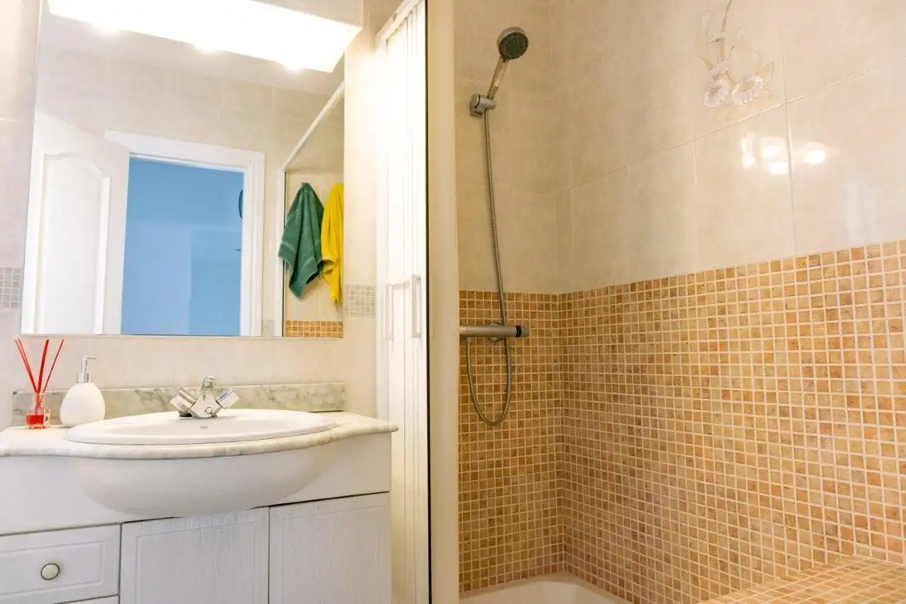 Badezimmer von Haus oder Chalet zum Verkauf in Sant Cebrià de Vallalta mit Heizung, Privatgarten und Terrasse