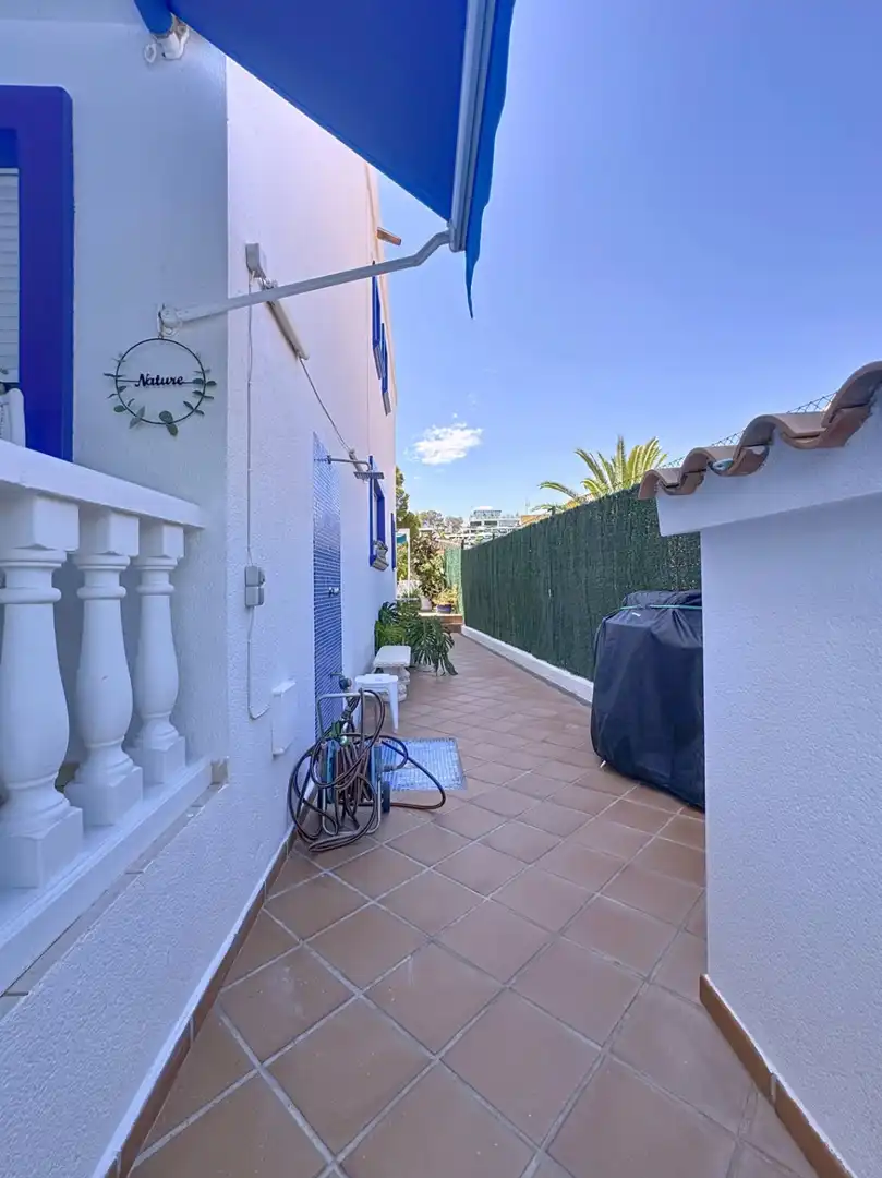Vista exterior de Casa adosada en venda en L'Alfàs del Pi amb Aire condicionat, Jardí privat i Terrassa
