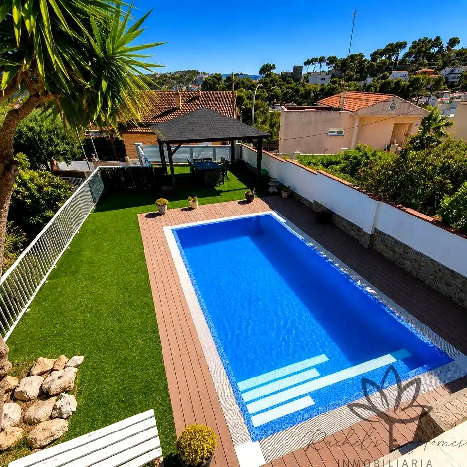 Schwimmbecken von Einfamilien-Reihenhaus zum Verkauf in Castelldefels mit Klimaanlage, Heizung und Privatgarten