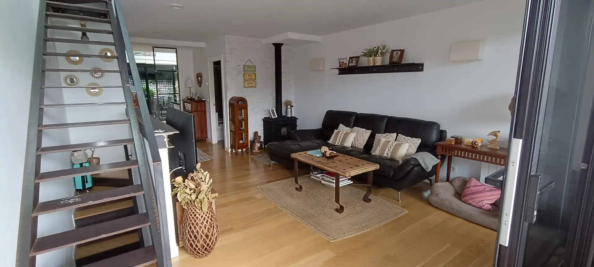Sala d'estar de Casa adosada en venda en Sopela amb Calefacció, Jardí privat i Parquet