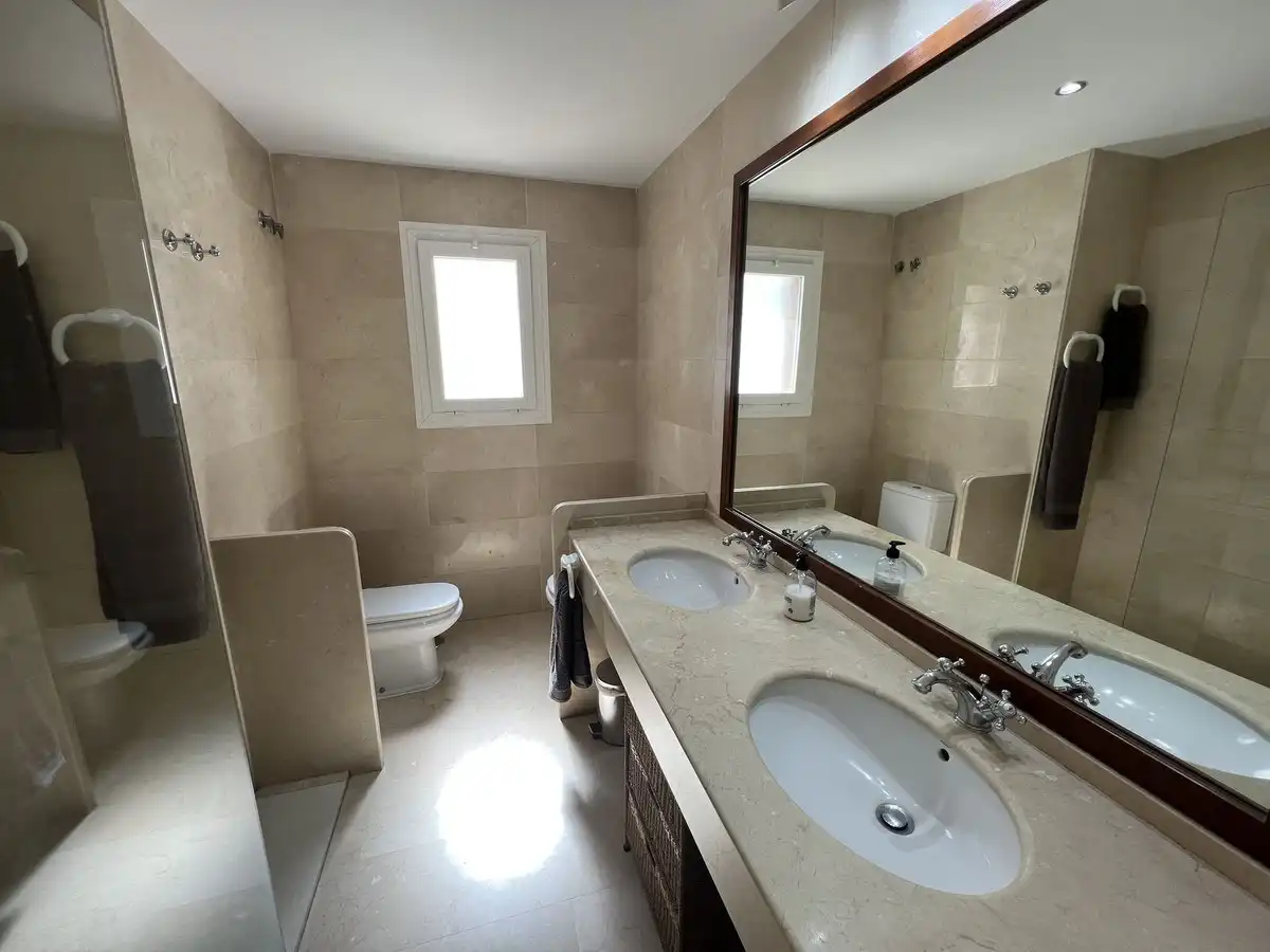 Baño de Piso en venta en Marbella con Terraza, Trastero y Amueblado