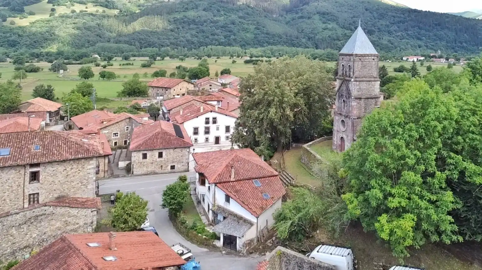 Vista exterior de Casa o xalet en venda en Cabuérniga amb Jardí privat