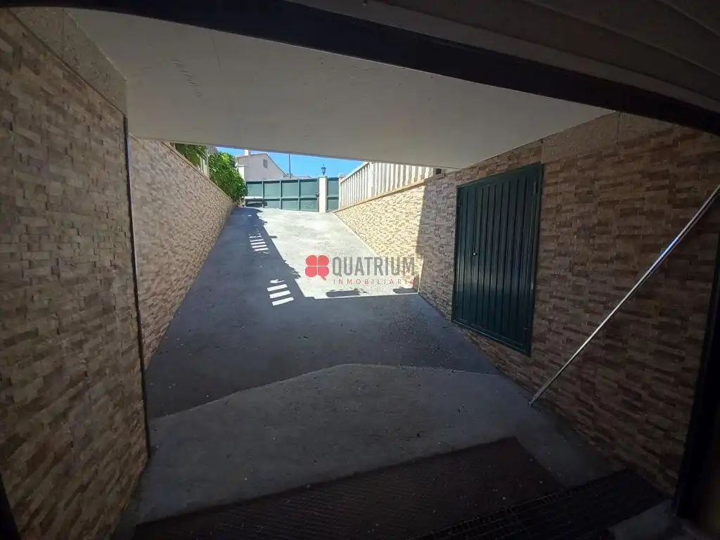 Parking de Casa o chalet de alquiler en Santiago de Compostela  con Calefacción, Jardín privado y Trastero