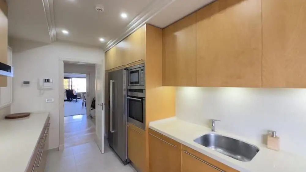 Cuina de Apartament de lloguer en Estepona amb Aire condicionat, Terrassa i Piscina