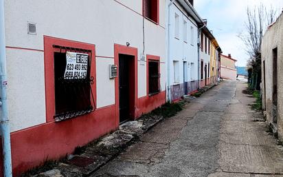 Vista exterior de Casa adosada en venda en Barruelo de Santullán amb Calefacció i Traster