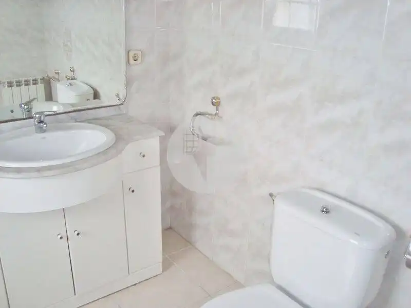 Badezimmer von Einfamilien-Reihenhaus zum Verkauf in Llinars del Vallès mit Heizung