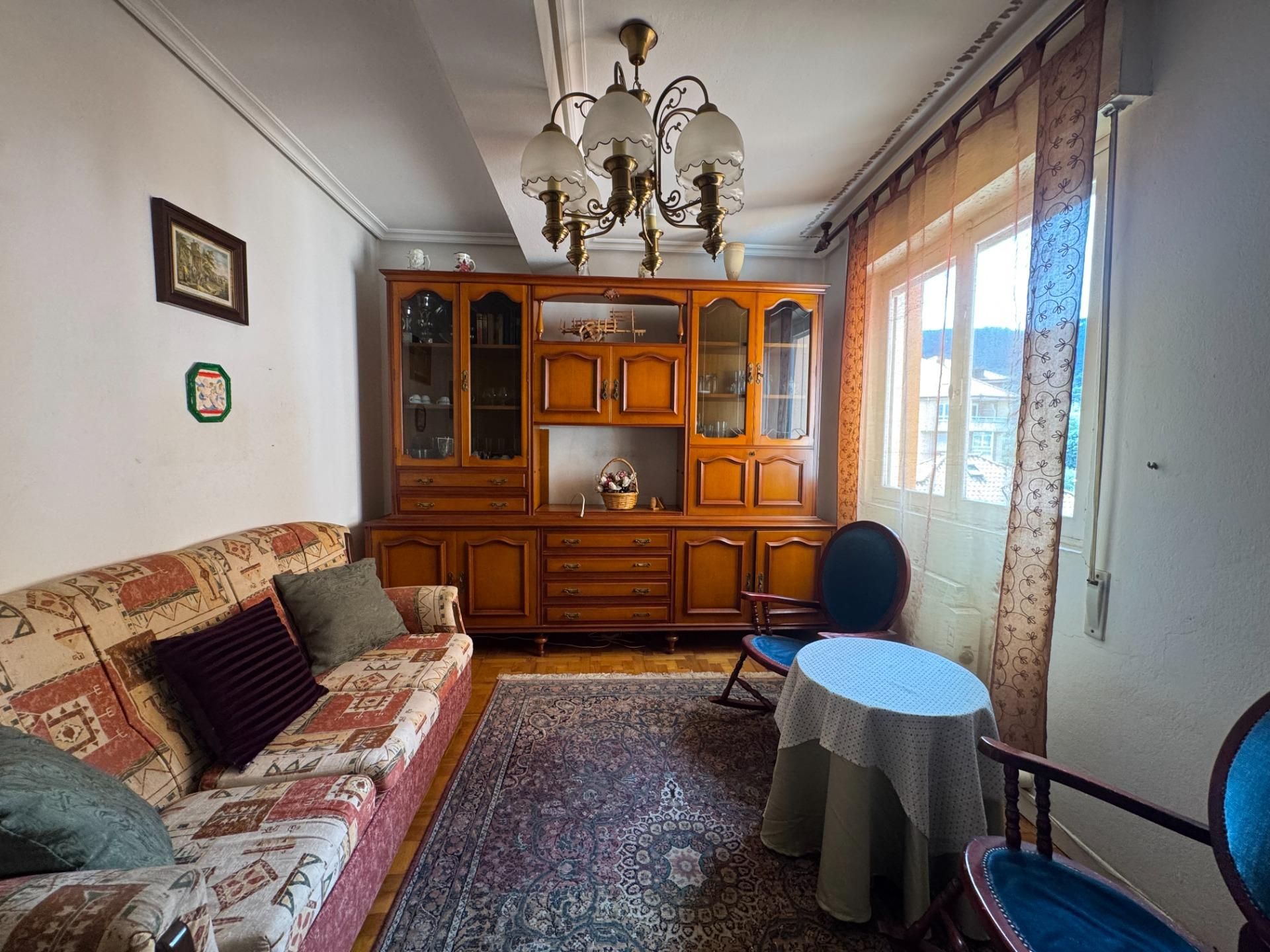 Sala d'estar de Pis en venda en Los Corrales de Buelna  amb Parquet, Terrassa i Traster