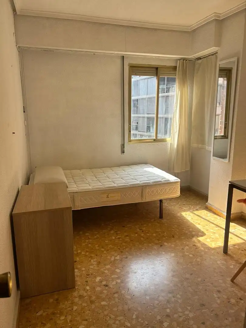 Habitación de Piso de alquiler en Valencia con Trastero y Amueblado