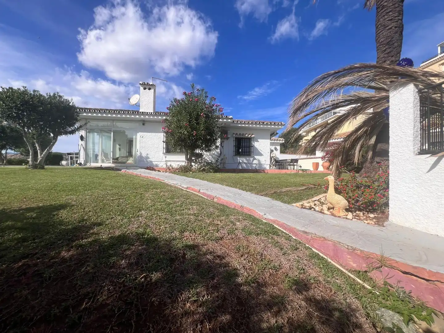 Vista exterior de Casa o chalet en venta en Mijas con Aire acondicionado, Jardín privado y Trastero