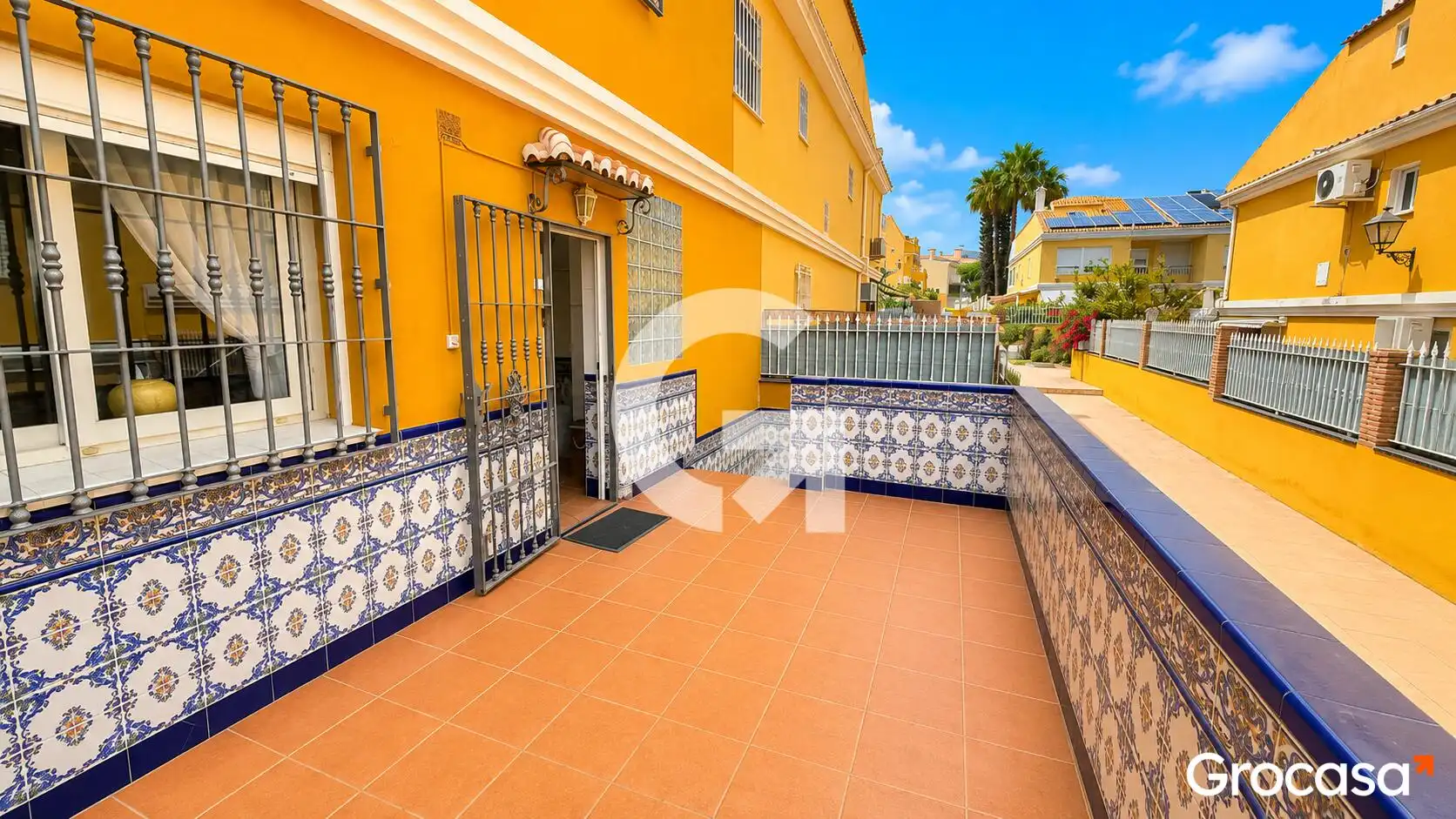Vista exterior de Casa adosada en venda en Vélez-Málaga amb Aire condicionat, Calefacció i Jardí privat