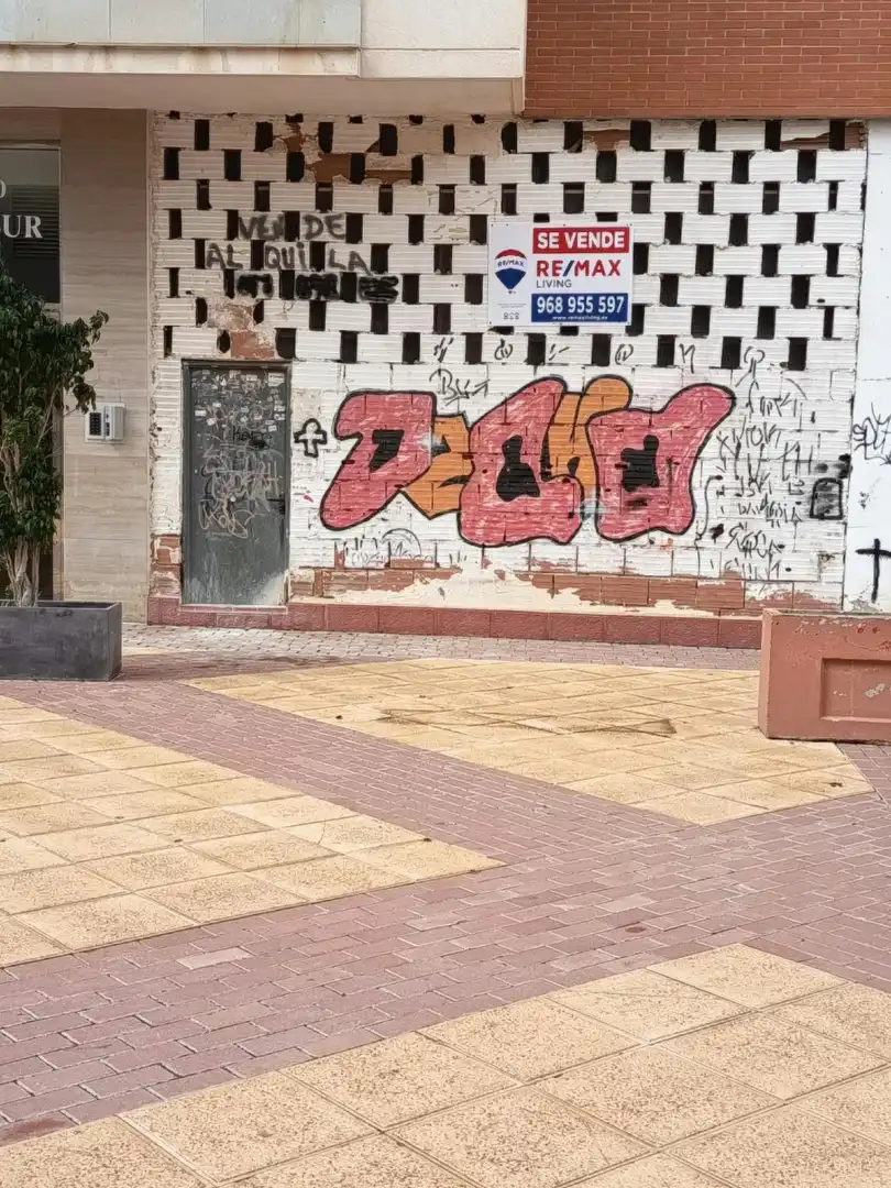 Vista exterior de Local en venda en Murcia amb Aire condicionat