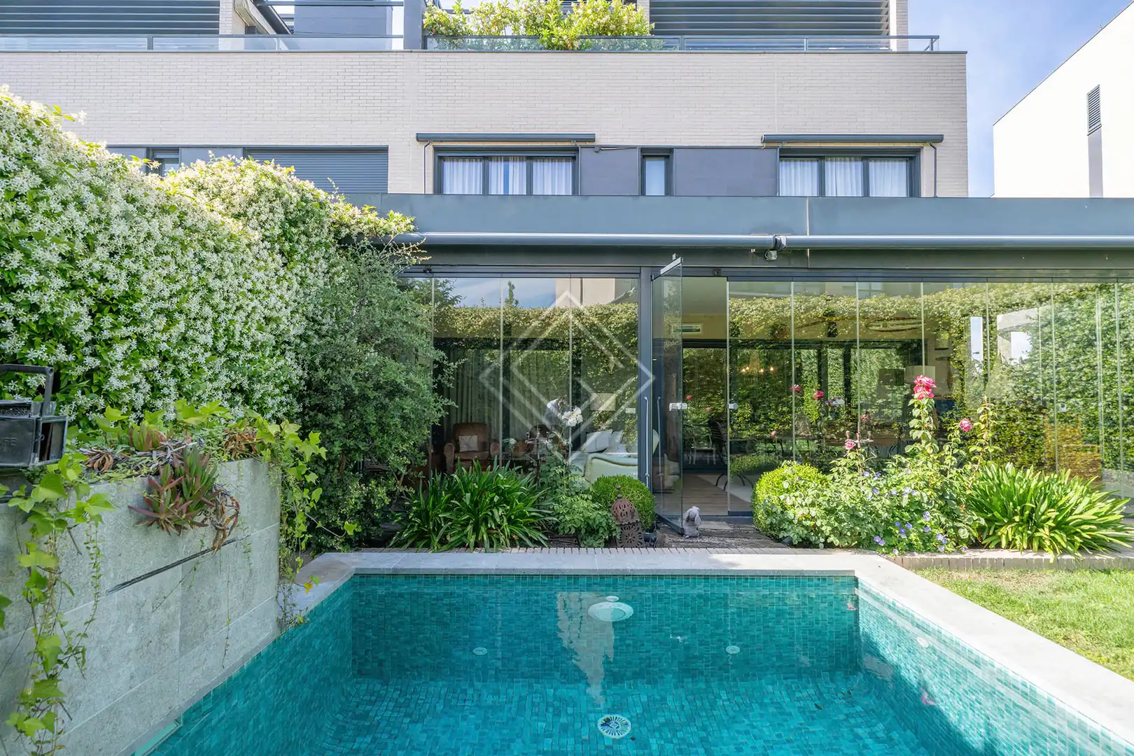 Schwimmbecken von Einfamilien-Reihenhaus zum Verkauf in Madrid mit Klimaanlage, Heizung und Privatgarten