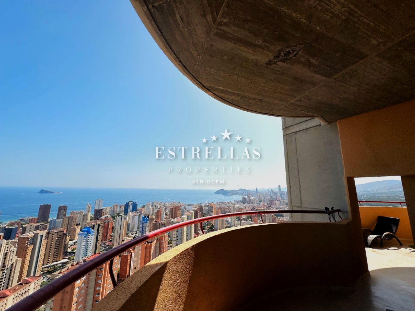 Vista exterior de Àtic en venda en Benidorm amb Aire condicionat, Calefacció i Jardí privat