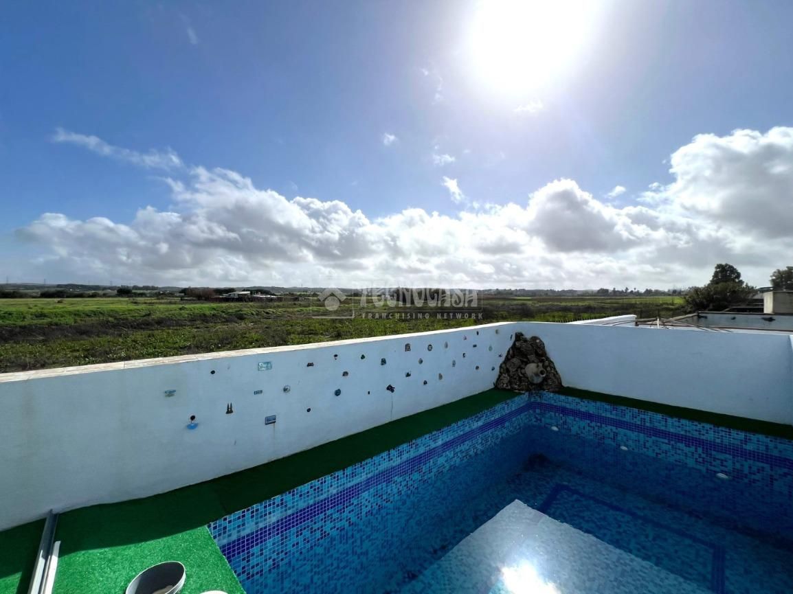 Piscina de Casa adosada en venda en Jerez de la Frontera amb Aire condicionat i Traster