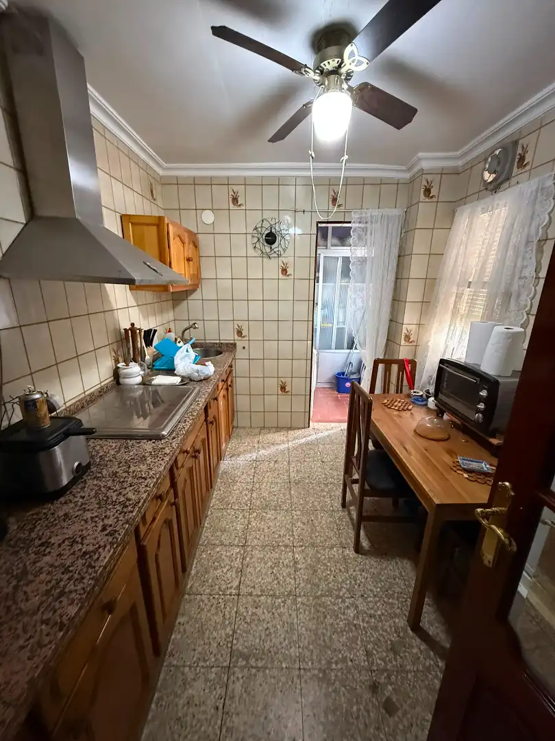 Cuina de Pis de lloguer en Huelva amb Aire condicionat, Moblat i Forn