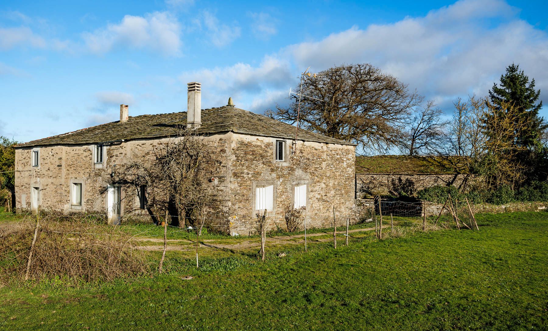 Außenansicht von Country house zum verkauf in Outeiro de Rei mit Möbliert