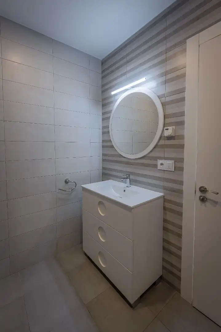 Badezimmer von Dachboden zum Verkauf in Valladolid mit Ofen, Waschmaschine und Mikrowelle