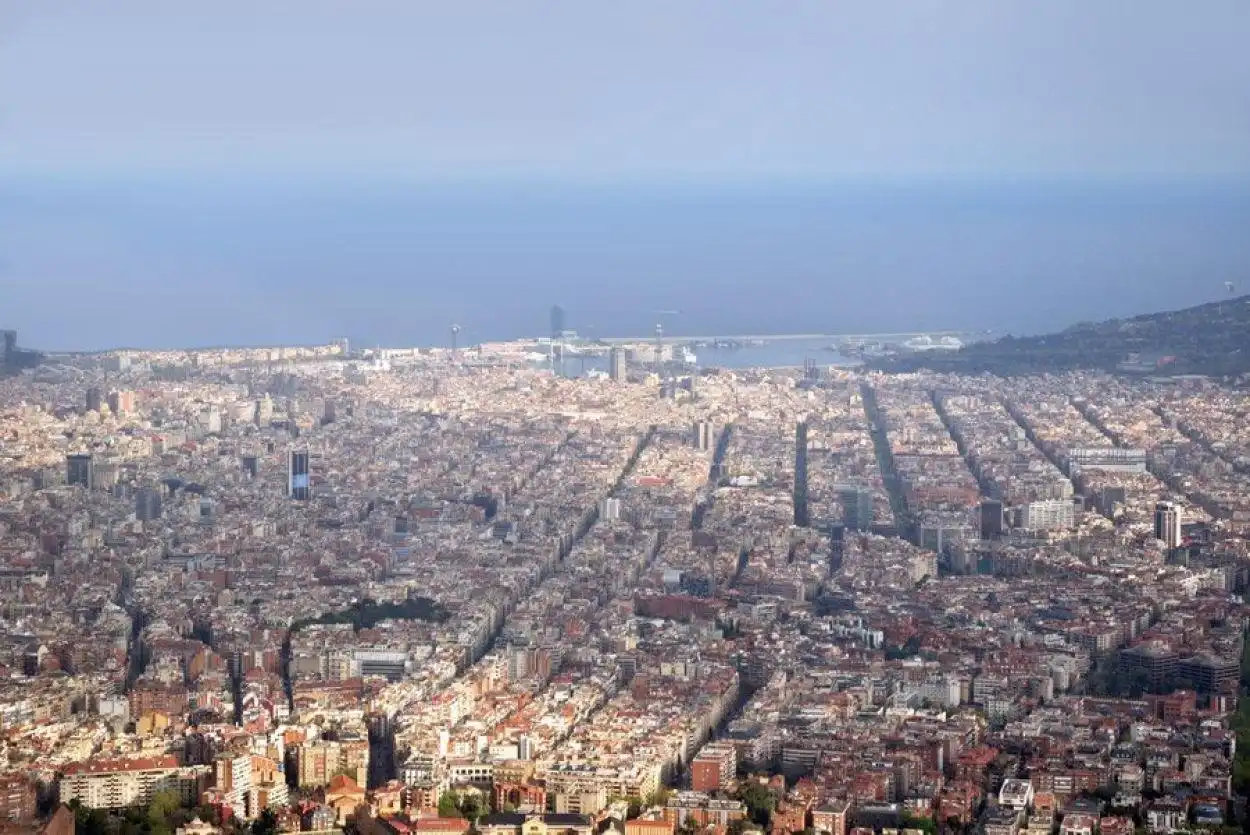 Vista exterior de Edifici en venda en Barcelona
