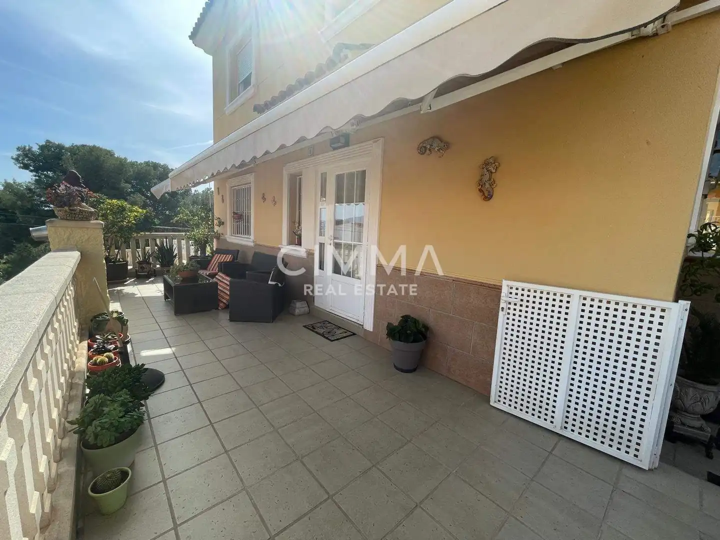 Vista exterior de Casa o xalet en venda en La Nucia amb Aire condicionat, Jardí privat i Terrassa